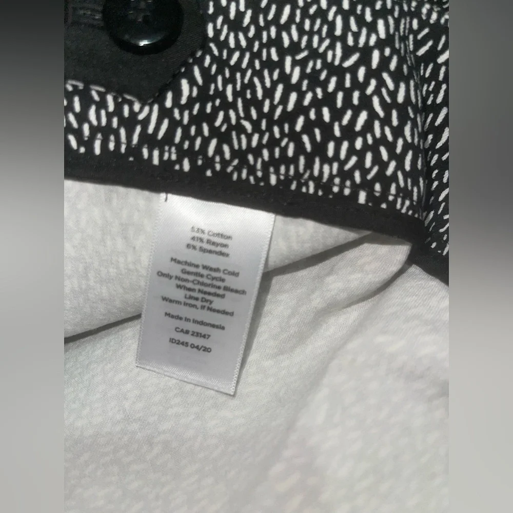 Talbots Black and White Rice Print Chatham Ankle Pants in size 4P - Picture 5 of 9